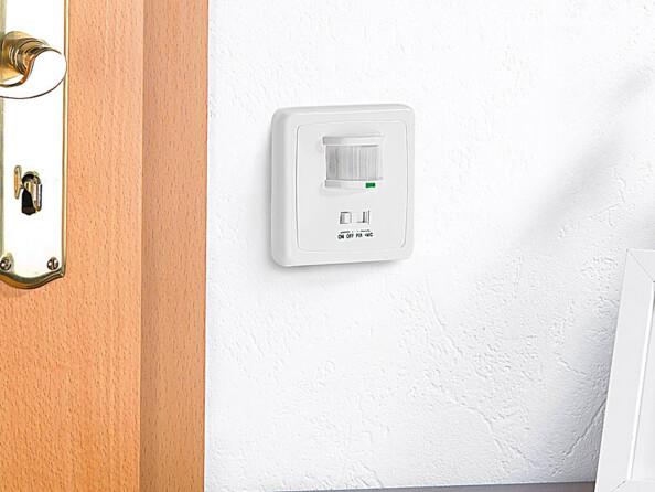 Interrupteur intelligent avec de nombreuses possibilités de réglage sous le bandeau décoratif : mode mouvements, mode acoustique, sensibilité des capteurs, retardement pour éteindre