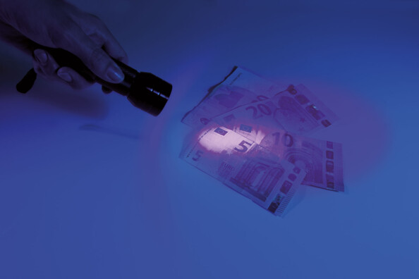 La lumière noire permet également de mettre en évidence la propreté d'un lieu : utilisez-la par exemple dans les chambres d'hôtel ou les salles d'eau pour vous prémunir contre les surprises désagréables.