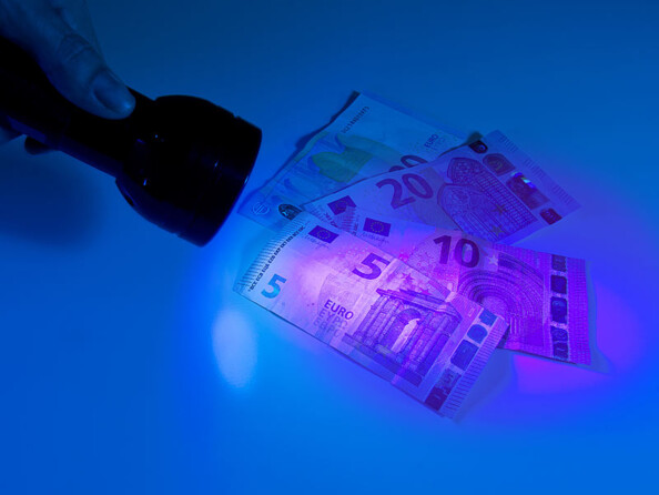 Lampe de poche à lumière UV pour vérifier l'authenticité des billets de banque : permet de voir les éléments de sécurité