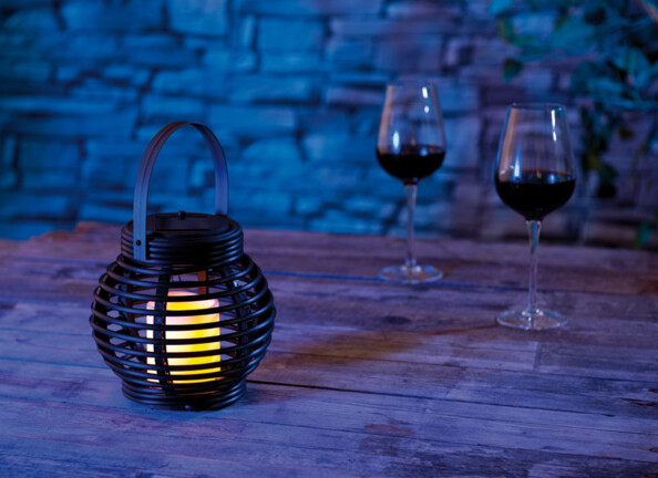 Lanterne solaire en poly rotin à LED vacillante, avec détecteur d'obscurité