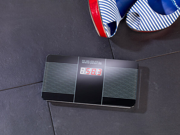 Mini pèse-personne posé sur un carrelage