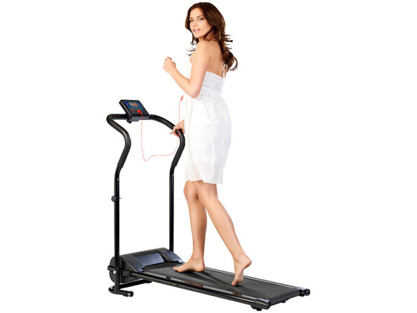 Personne qui marche sur un tapis de course avec surface antidérapante