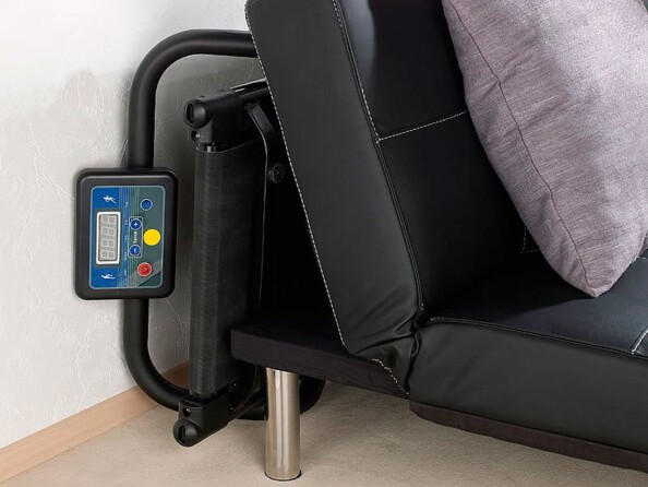 Tapis de course rangé derrière un canapé