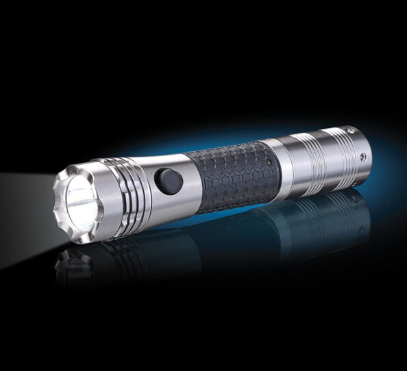 Lampe de poche rechargeable sur allume-cigare