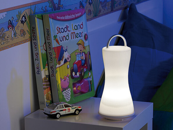 Lanterne Idéal comme lampe de lecture sur la table de chevet