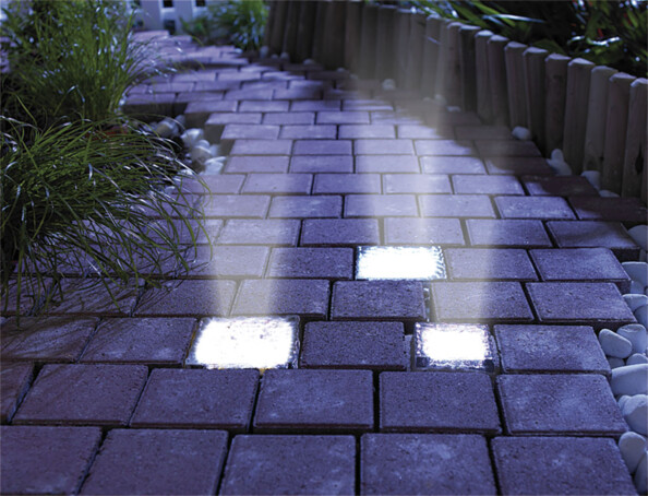 Pavé lumineux à LED solaire - 10 X 10 X 5 cm Lunartec.Mise en situation de nuit
