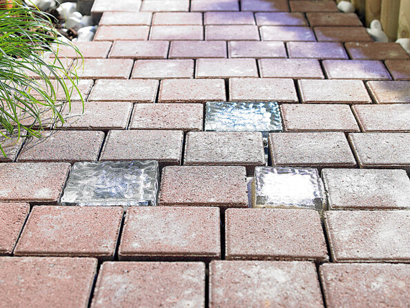 Pavé lumineux à LED solaire - 10 X 10 X 5 cm Lunartec.Mise en situaton de jour