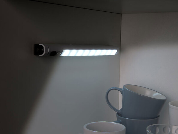 Réglette LED avec détecteur de mouvement dans un placard