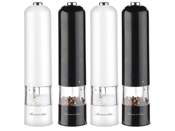 Quatre moulins à poivre et sel électriques.