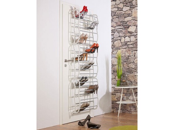 Vue sur l'étagère garnie de chaussures et supendue à une porte (d'épaisseur max de 15)