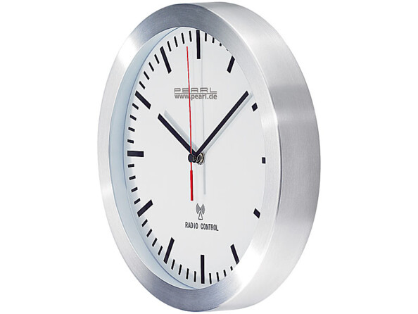 Horloge de gare - version radiopilotée Pearl. Boîtier en aluminium, vitre en verre.