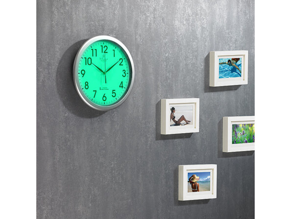 Horloge radio-pilotée sur un mur avec l'éclairage nocturne