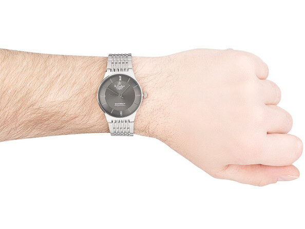 Montre-bracelet pour homme en acier inoxydable, étanche à 3 atm St. Leonhard. Mise en situation