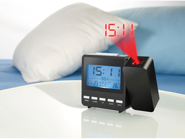 Réveil à projection multifonction radio-piloté DAC-662.beam Pearl. Mise en situation.