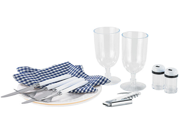 Service à pique-nique avec assiettes verres fourchettes couteaux serviettes salier poivrier et tire-bouchon décapsuleur
