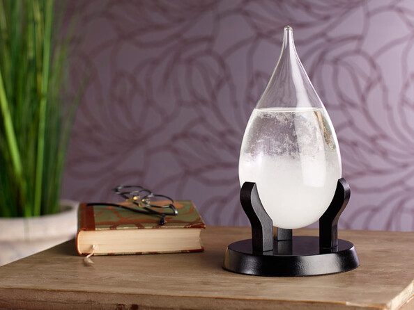 Le baromètre FitzRoy posé sur une table etait une invention du 17ème siècle