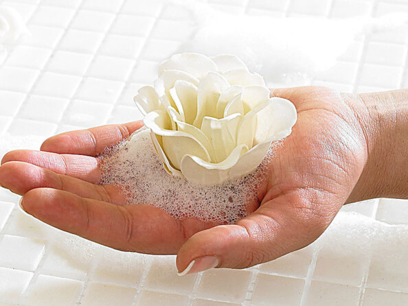 12 savons en forme de roses blanches avec 2 coffrets cadeaux