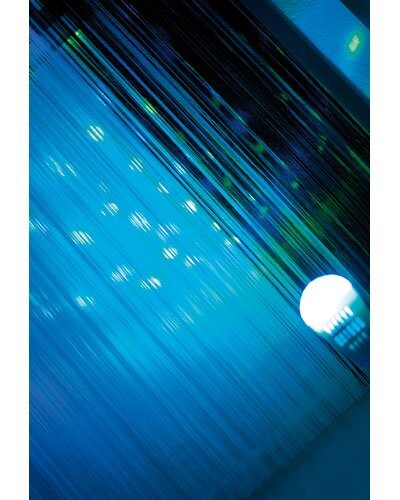 Effet de fibres optiques lumineuses en bleu, violet et vert avec une source centrale blanc-jaune sur fond noir