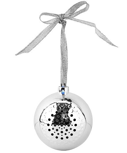 Boule chromée avec motif perforé et notes de musique suspendue par ruban