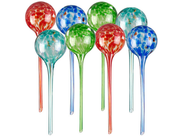 Huit doseurs colorés pour irriguer vos plantes.