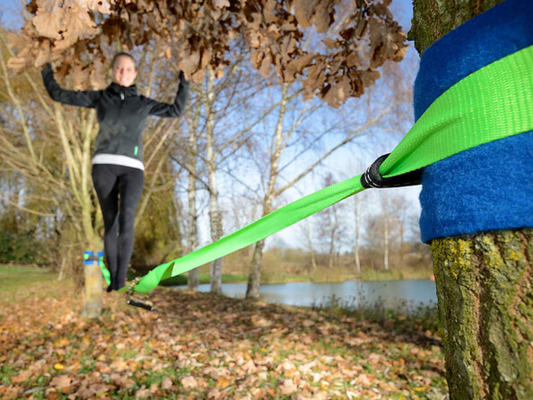 Slackline avec protection pour tronc d'arbre