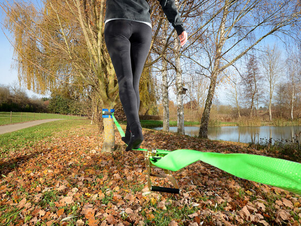 Slackline avec protection pour tronc d'arbre