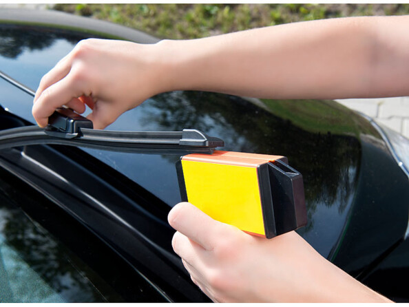 2 nettoyeurs d'essuie-glaces avec 5 chiffons en non-tissé