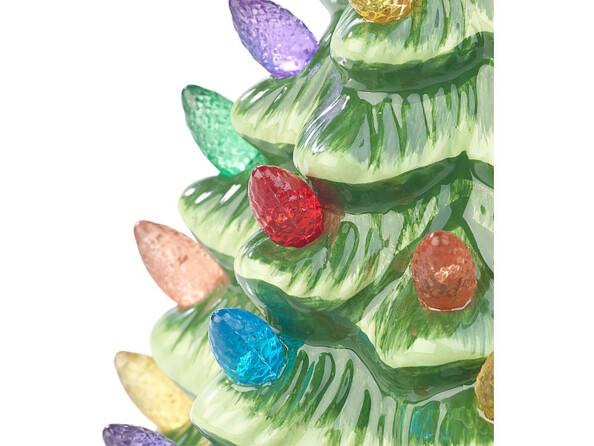 Gros plan des ampoules givrées en gouttelette du sapin Infactory entre les écailles