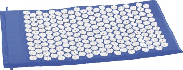 Tapis d’acupression bleu avec disques blancs à picots disposés en rangées sur fond blanc