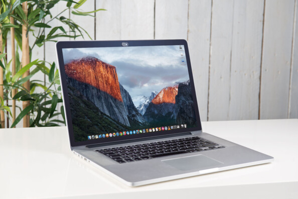 Face arrière autocollante facile à mettre en place, s'enlève sans laisser de trace