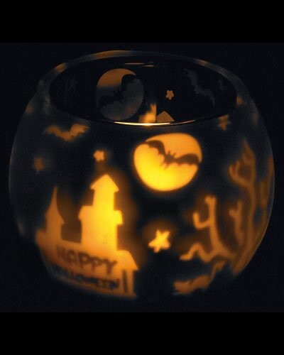 Photophore globuleux en verre dépoli avec lumière orangée et silhouettes de chauves-souris et étoiles