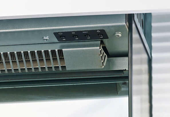 Vue sur le panneau de commande de la cheminée électrique murale 2000 W