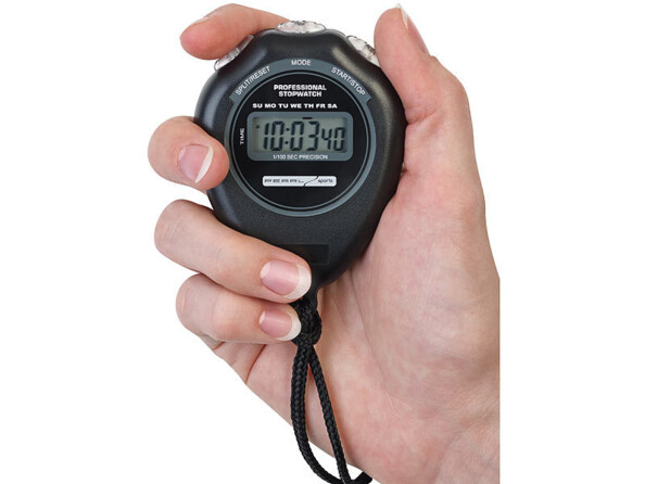 Chronomètre Pearl au design classique dans une main