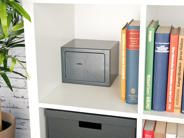 Mini coffre-fort, par XCase sur une ,étagère