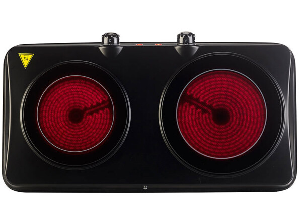 Dessus de la double plaque de cuisson infrarouge allumée compatible toutes casseroles et poêles