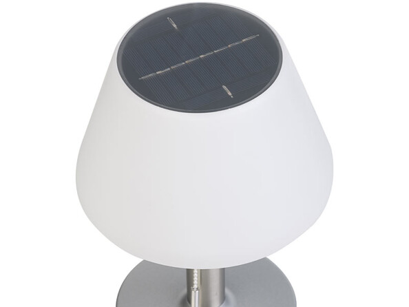 Vue du haut et de biais du module solaire de la lampe de table Luminea, situé sur le dessus de la lampe et alimentant la batterie lithium-ion 2000 mAh/3,7 V intégrée dans la lampe pour jusqu'à 8 heures de lumière