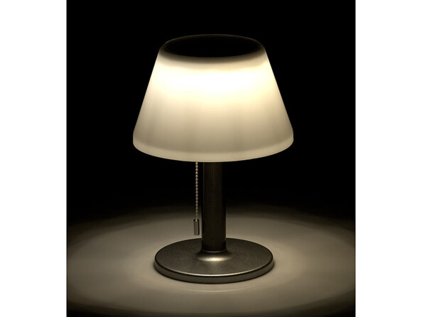 Mise en situation du luminaire de chevet avec panneau solaire Luminea allumé dans l'obscurité, fournissant une lumière blanche puissante grâce à ses 10 LED à puissance totale de 5 Watts