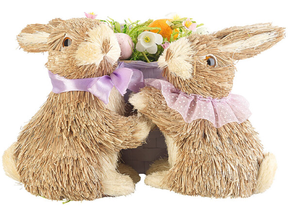 decoration de paques lapins en paille avec corbeille de fleurs avec carotte et oeufs