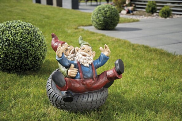 Nain de jardin ''Duo jouant sur un pneu''