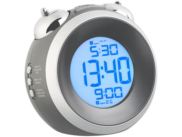 Réveil radio-piloté design rond rétro vu de trois-quart.