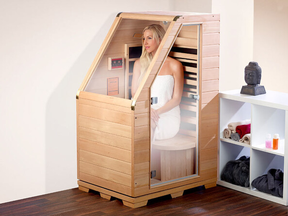 Sauna infrarouge compact en bois mise en situation.