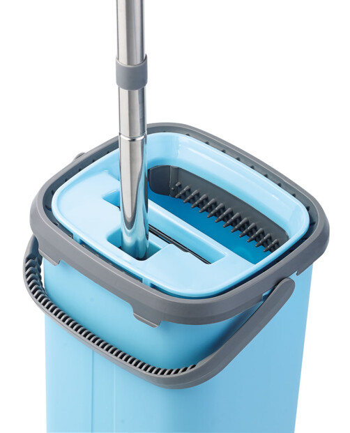 Le balai-serpillière WM-15 qui est fourni avec le sceau de ménage Atomic Clean.