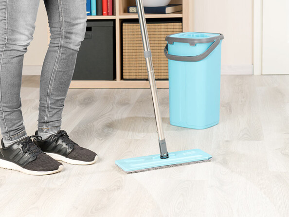 Équipement pour le ménage comprenant un sceau et un balai Atomic Clean.