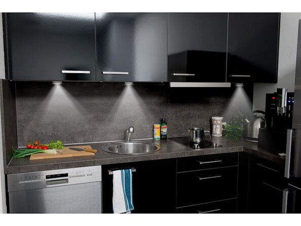 Une cuisine éclairé par la lumière blanche des spots à LED Lunartec ULA-100.