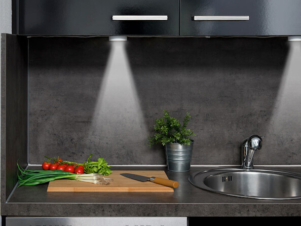 Un plan de cuisine éclairé par la lumière blanche d'un spot à LED Lunartec ULA-100.
