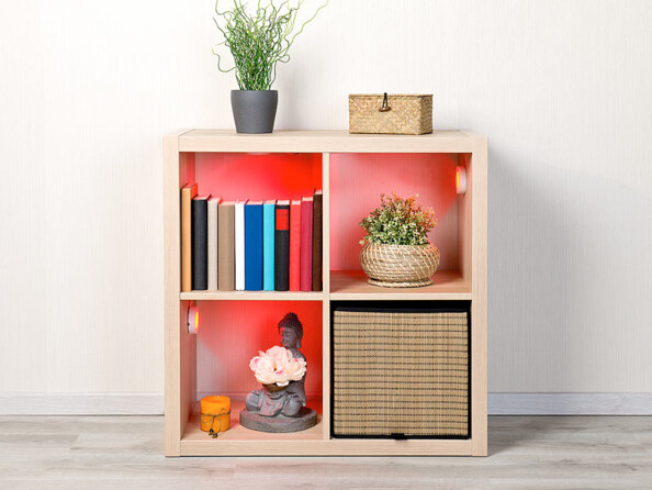 Mise en place de spots à LED ULA-100 dans une étagère.