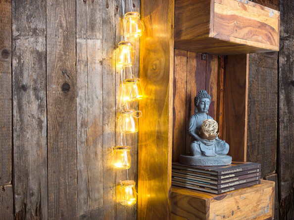 6 bocaux lumineux décoratifs mis en situation suspendus sur un mur