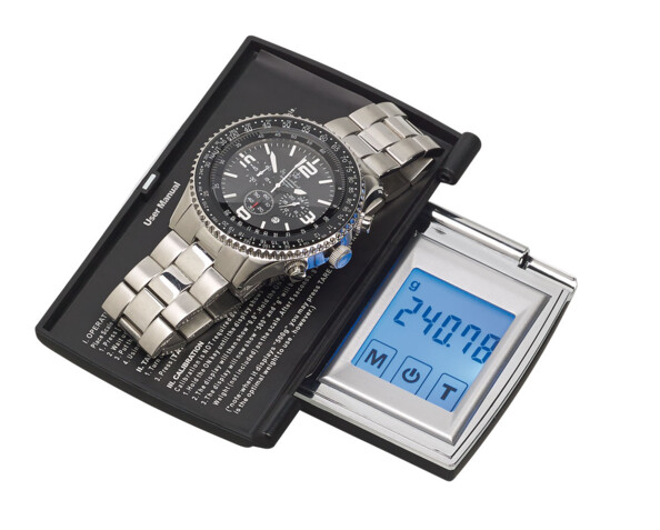 Une montrre mise en situation avec la balance de précision Rosenstein & Söhne