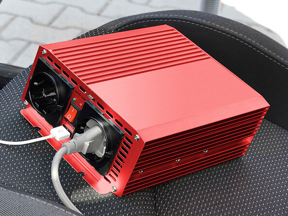 Convertisseur 12 V vers 220 V - 700 W Revolt. Mise en situation