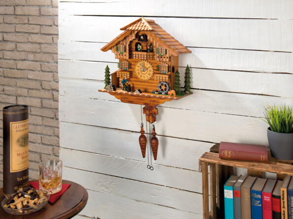 Coucou St. Leonhard vue de face mise en situation dans uen pièce